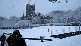 Schneefall in England: Kein Grund, Corona-Regeln zu brechen, findet die Polizei. Foto aus Bristol.