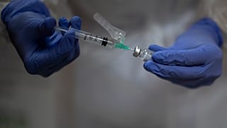 Symbolbild: Gesundheitsmitarbeiter bereitet Corona-Impfung mit Biontech/Pfizer-Vakzin vor.