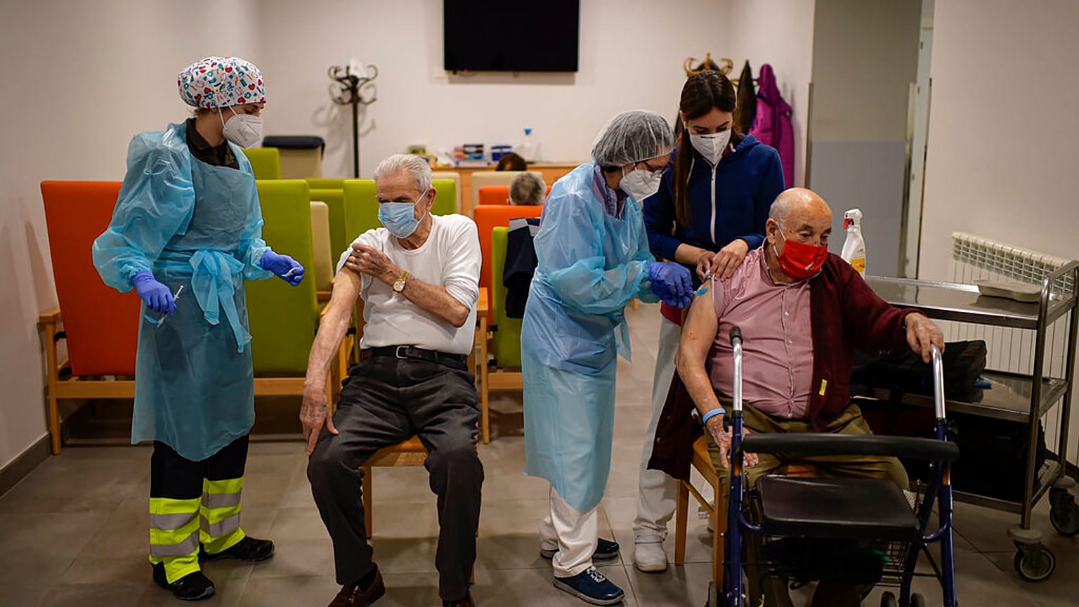 Residentes vacunandose de la segunda dosi de Pfizer en Pamplona