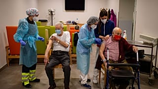 Residentes vacunandose de la segunda dosi de Pfizer en Pamplona