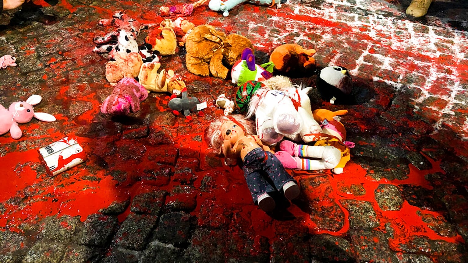 Poupées, peluches et peinture rouge dans une manifestation contre la quasi-interdiction d'avorter à Varsovie, 28 janvier 2021 