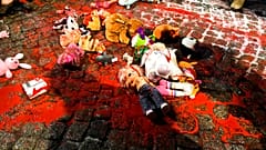 Poupées, peluches et peinture rouge dans une manifestation contre la quasi-interdiction d'avorter à Varsovie, 28 janvier 2021 