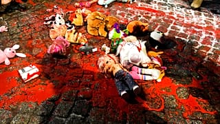 Poupées, peluches et peinture rouge dans une manifestation contre la quasi-interdiction d'avorter à Varsovie, 28 janvier 2021