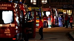 Schlange von Krankenwagen vor der Santa-Maria-Klinik in Lissabon