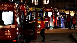 Schlange von Krankenwagen vor der Santa-Maria-Klinik in Lissabon