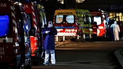 A partir desta sexta-feira, equipas do INEM fazem triagem de pacientes que chegam de ambulância ainda no parque de estacionmento do Hospital de Santa Maria