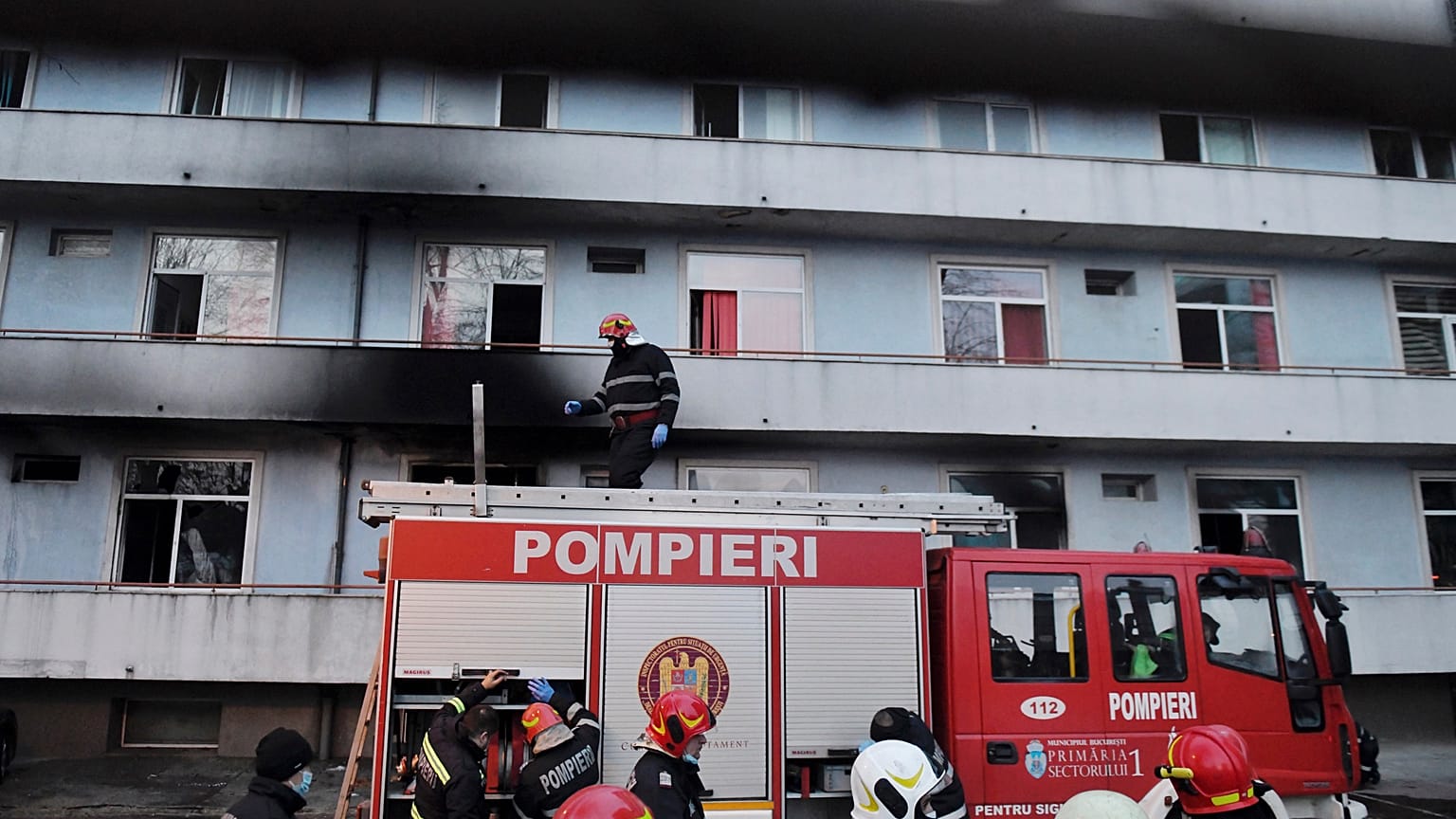 L'intervento dei vigili del fuoco per domare l'incendio scoppiato nel principale ospedale di Bucarest