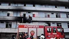 L'intervento dei vigili del fuoco per domare l'incendio scoppiato nel principale ospedale di Bucarest