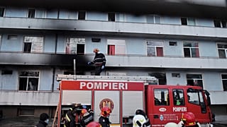 L'intervento dei vigili del fuoco per domare l'incendio scoppiato nel principale ospedale di Bucarest