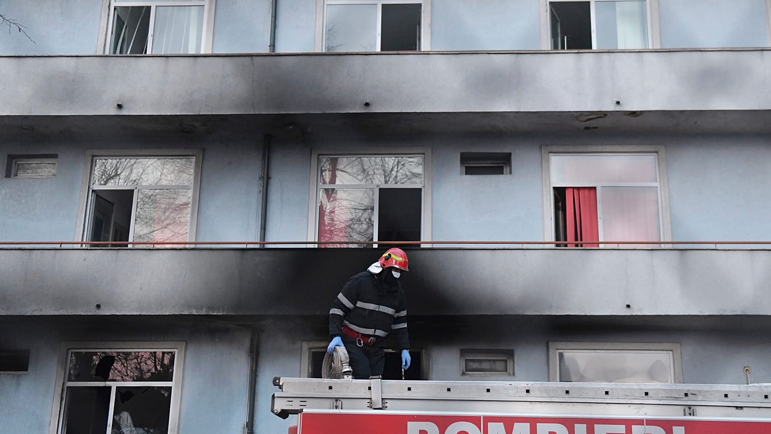 Bukarestben kigyulladt egy koronavírusos betegeket kezelő kórház
