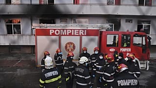 Άνδρες της πυροσβεστικής στη διάρκεια κατάσβεσης της πυρκαγιάς σε νοσοκομείο του Βουκουρεστίου