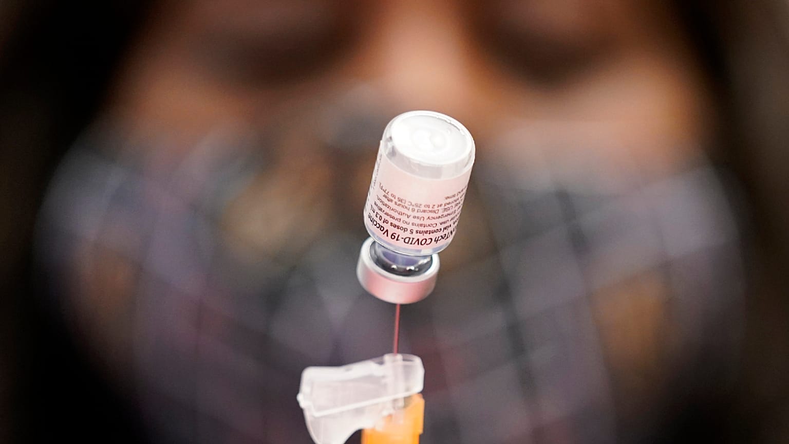 Enfermeira prepara uma dose da vacina Pfizer/BioNTech