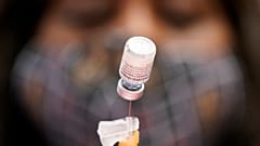 Enfermeira prepara uma dose da vacina Pfizer/BioNTech