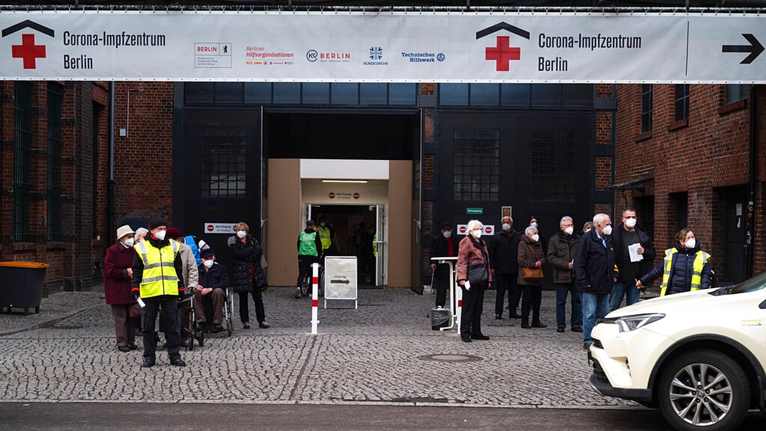 Warten auf ein Taxi vor dem Impfzentrum Berlin-Treptow, 28.01.2021