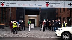Warten auf ein Taxi vor dem Impfzentrum Berlin-Treptow, 28.01.2021
