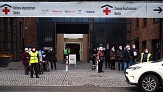Warten auf ein Taxi vor dem Impfzentrum Berlin-Treptow, 28.01.2021