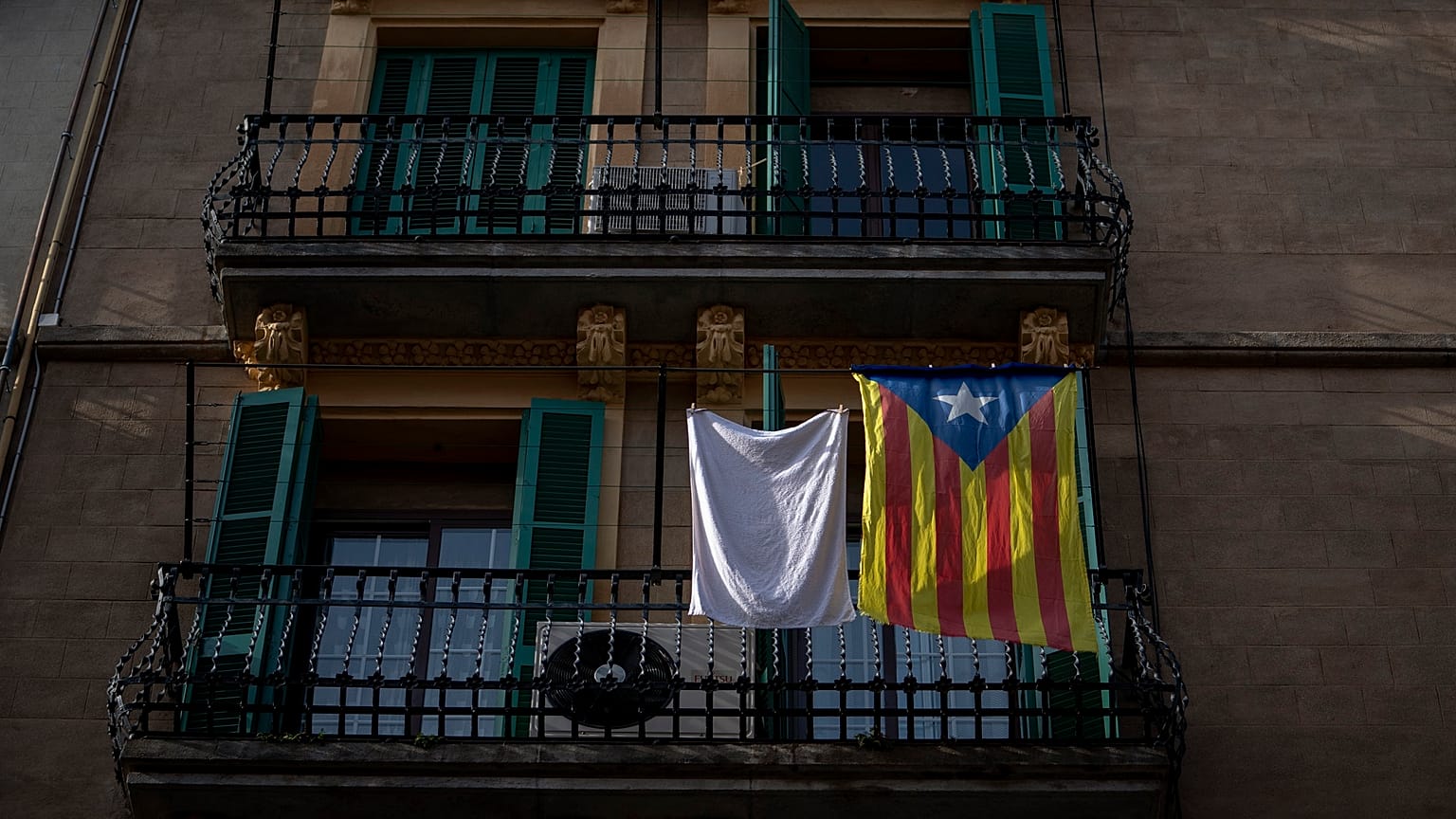 Una "estelada" o bandera de la independencia cuelga de un balcón en el centro de Barcelona, ​​España, el jueves 28 de enero de 2021.