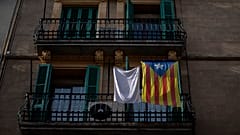 Una "estelada" o bandera de la independencia cuelga de un balcón en el centro de Barcelona, ​​España, el jueves 28 de enero de 2021.