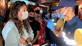 Teilnehmer der illegalen Party und Polizei-Beamte. 