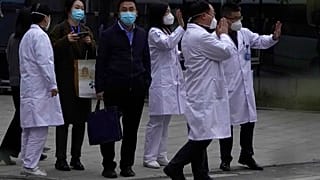 Hubei Eyaleti Şinhua Hastanesi sağlık personeli Dünya Sağlık Örgütü ekibini ağarladı