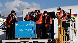 Первую партию вакцины "Спутник V" в Боливию встречал лично президент Луис Арсе