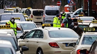 Vor einem Impfzentrum in Berlin