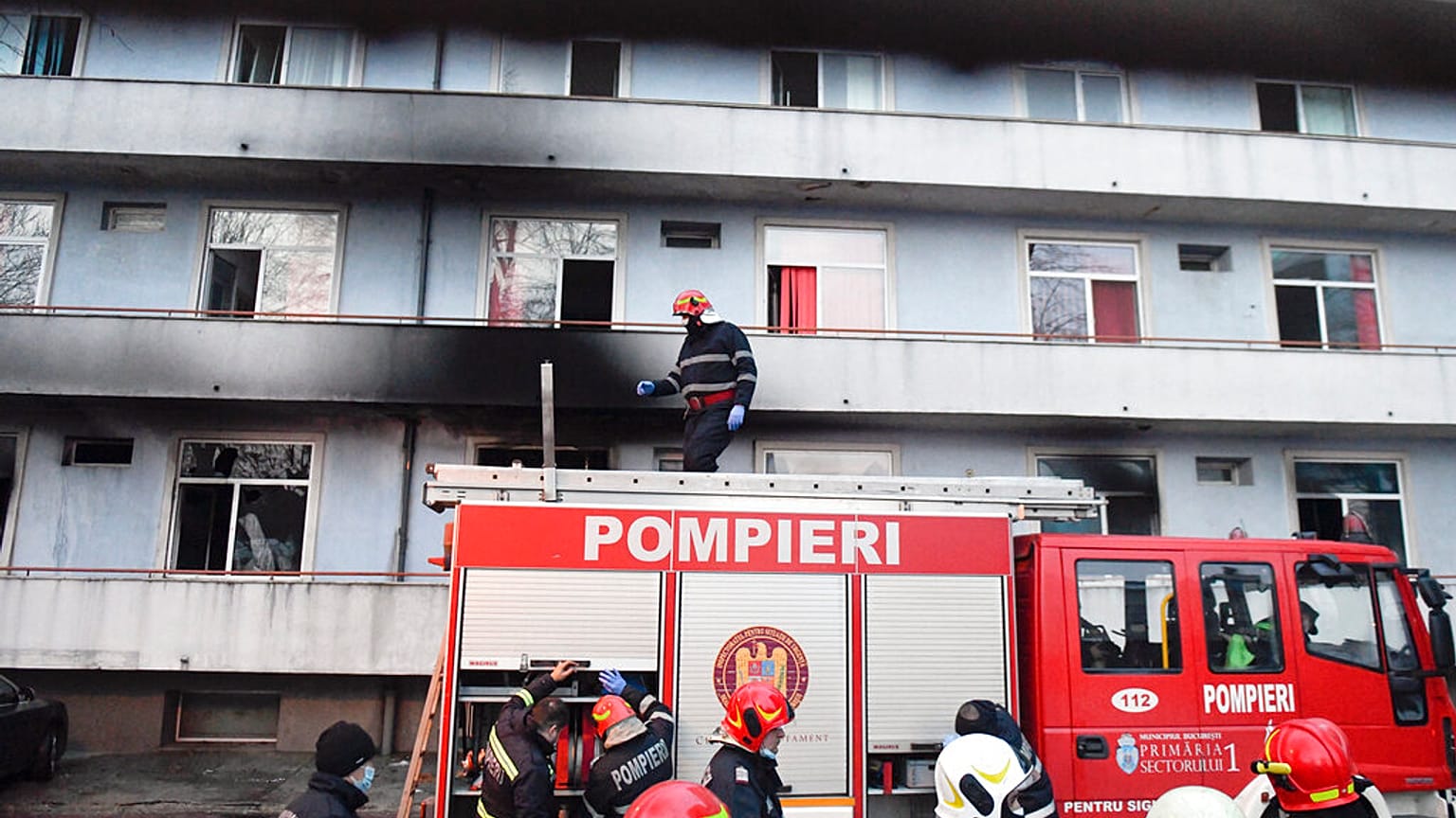 Les pompiers déployés à l'hôpital Matei Bals de Bucarest pour éteindre l'incendie, le 29/01/2021