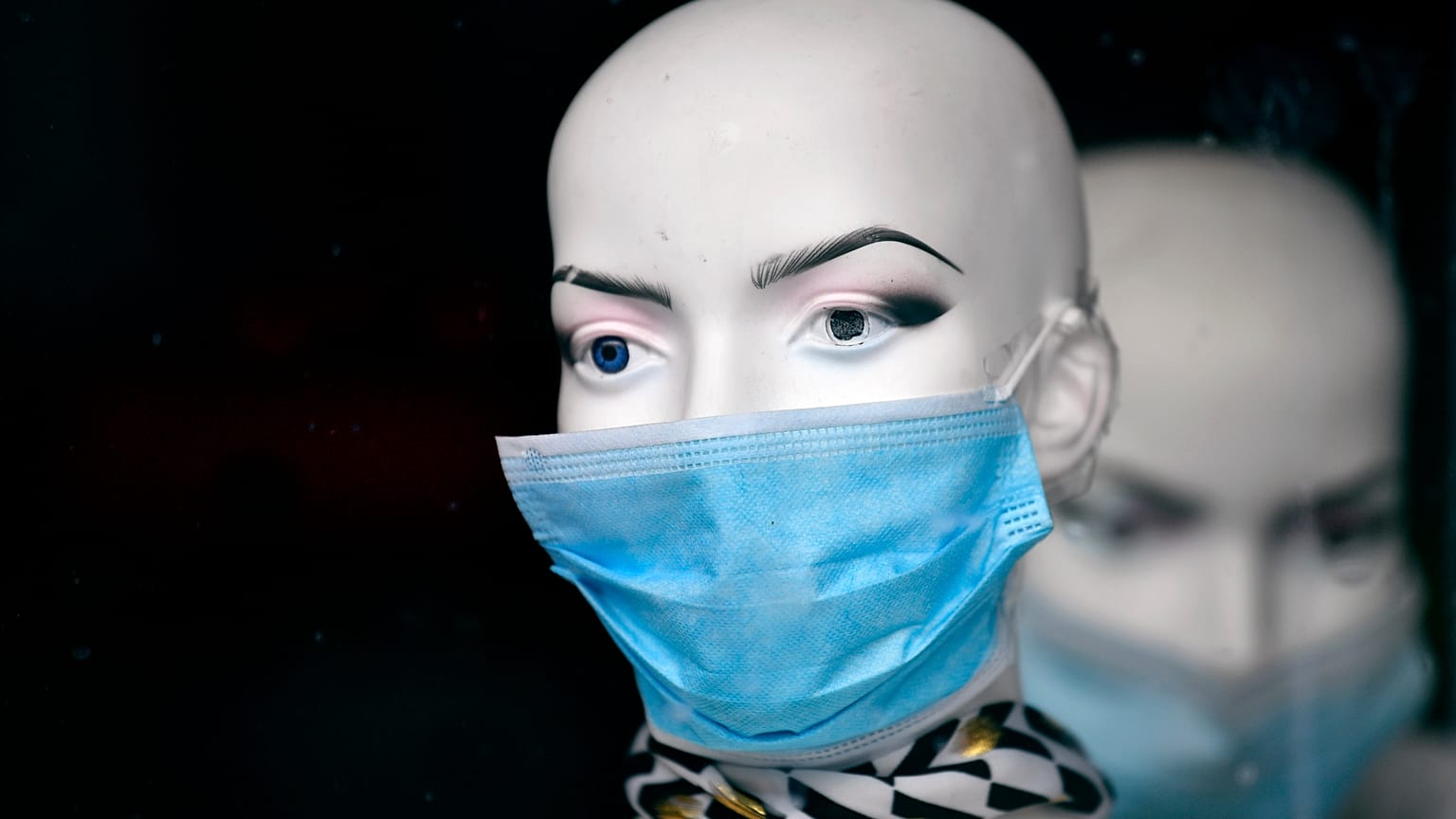 Schaufensterpuppe mit Maske in Duisburg.