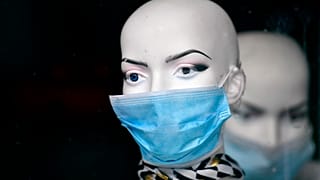Schaufensterpuppe mit Maske in Duisburg.