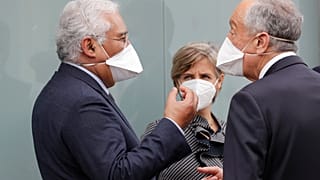 Le président portugais Marcelo Rebelo de Sousa, le Premier ministre Antonio Costa et la ministre de la Santé Marta Temido dans un hôpital de Lisbonne, le 26 janvier 2021