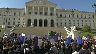 Cientos de personas se concentraron frente al parlamento antes de la votación