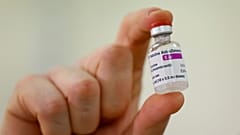 قارورة لقاح كوفيد- 19 الذي طورته جامعة أكسفورد وشركة صناعة الأدوية في المملكة المتحدة أسترازينيكا.