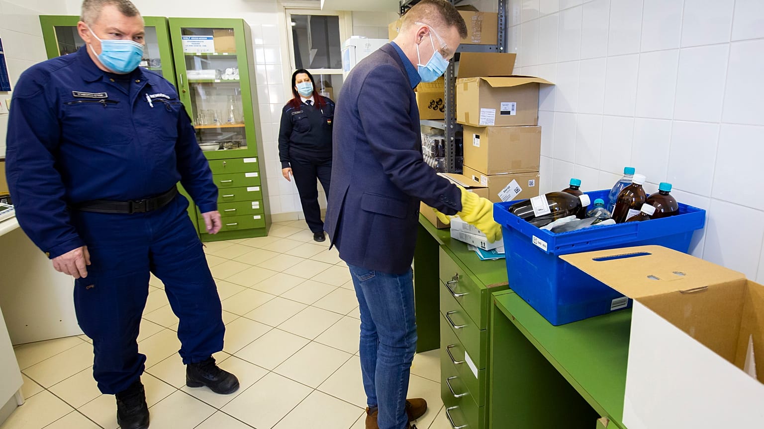 Batka Gábor főgyógyszerész kibontja a koronavírus elleni oltóanyagot, az újonnan érkezett Pfizer-BioNTech-vakcinákat tartalmazó dobozt a Zala Megyei Szent Rafael Kórházban