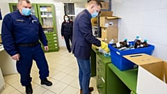 Batka Gábor főgyógyszerész kibontja a koronavírus elleni oltóanyagot, az újonnan érkezett Pfizer-BioNTech-vakcinákat tartalmazó dobozt a Zala Megyei Szent Rafael Kórházban