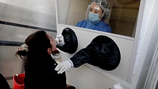 فحص لفيروس كورونا في مستشفى بوساداس في بوينس آيرس، الأرجنتين