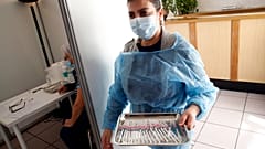 Μαίνεται ο πόλεμος των εμβολίων- Αναδίπλωση της Ε.Ε. για τις εξαγωγές