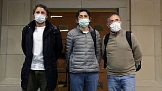 Nijerya açıklarında düzenlenen korsan baskınından kurtulan 3 Türk denizci Furkan Yaren (solda), İlhan Süha Tatlıgül (sağda) ve Bahadır Yeşilalan (ortada) Türkiye'ye getirildi.