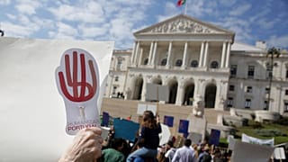 عکس آرشیوی از حضور مخالفان اتانازی مقابل پارلمان پرتغال
