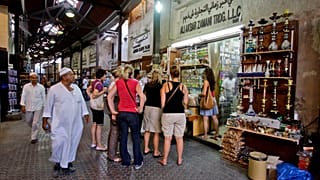 متجر توابل في سوق مرشد في دبي ، الإمارات العربية المتحدة.