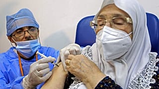 بدأت حملة تلقيح واسعة منذ أسبوعين في الجزائر ولكن عدد الإصابات يرتفع