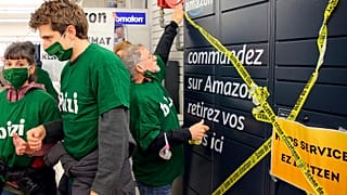 Fransa'da kendilerini küreselleşme karşıtı olarak tanımlayan bir grup protestocu, Amazon karşıtı gösteri düzenledi (arşiv)