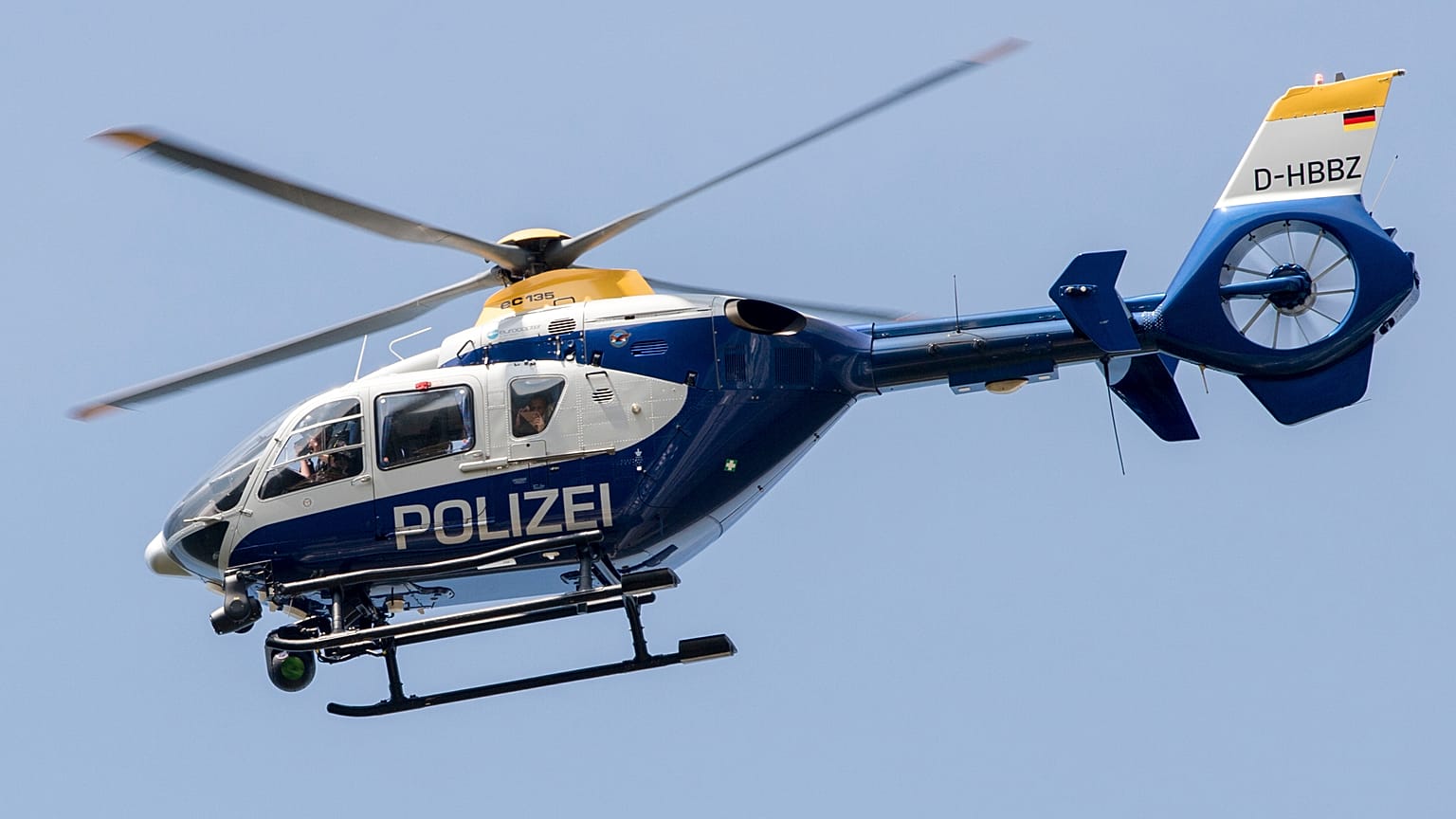 Briesen kenti yakınlarındaki A12 otoyolu üzerinde uçan bir polis helikopteri (Almanya / arşiv)