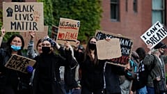 İngiltere'nin başkenti Londra'da düzenlenene Black Lives Matter (Siyahilerin Hayatı Değerlidir) protestosu (arşiv)