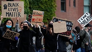 İngiltere'nin başkenti Londra'da düzenlenene Black Lives Matter (Siyahilerin Hayatı Değerlidir) protestosu (arşiv)