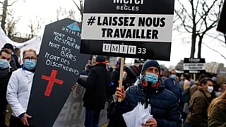 Manifestantes protestan contra el cierre de sus negocios el el 14 de diciembre de 2020 en París