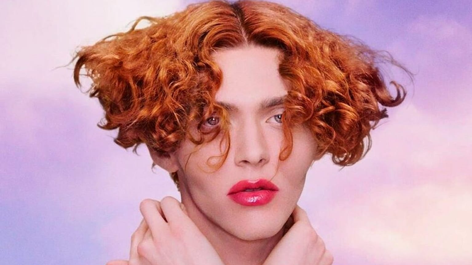 Una captura del videoclip "It's Okay To Cry" de Sophie