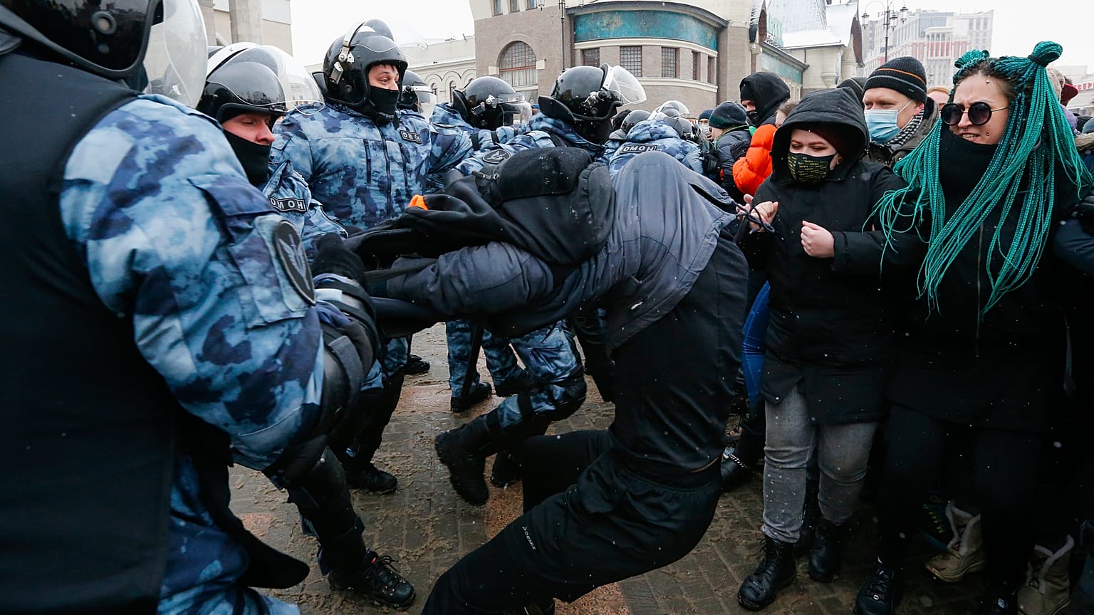 Polizeieinheiten in schwerer Montur gingen teilweise gewaltsam gegen Demonstrierende in Moskau vor