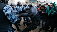 Polizeieinheiten in schwerer Montur gingen teilweise gewaltsam gegen Demonstrierende in Moskau vor