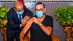Archives : le roi du Maroc, Mohammed VI recevant une dose de vaccin anti-Covid - Fès (Maroc), le 28/01/2021 - photo publiée par le Palais royal marocain
