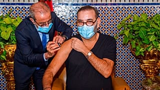 Archives : le roi du Maroc, Mohammed VI recevant une dose de vaccin anti-Covid - Fès (Maroc), le 28/01/2021 - photo publiée par le Palais royal marocain